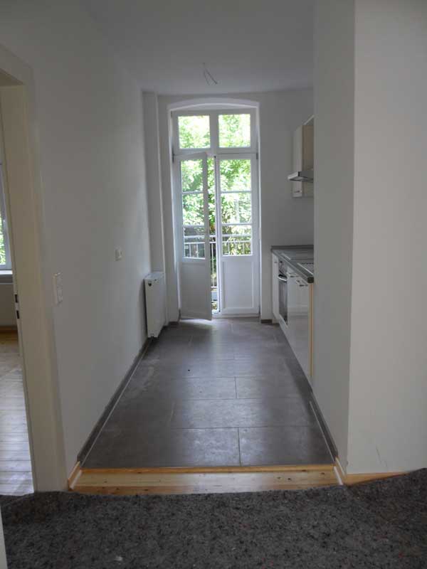 erneuerte Tür und Küchenbereich